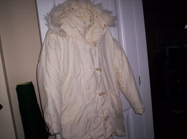 Northern Climate white jacket with fur hood in Women's - Tops & Outerwear in Lethbridge