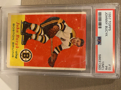 CARTE DE JOHNNY BUCYK RECRUES HOF 1957 (66 ANS) TOPPS ,BRUINS DE BOSTON , GRDE PSA 1(MC) SEULEMENT 2...