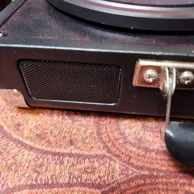 Crosley Suitcase Record Player / Turntable in Stereo Systems & Home Theatre in Chatham-Kent - Image 5