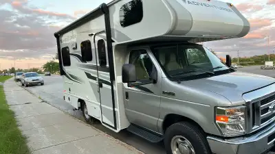 COMME NEUF!!! 30000Kms Largeur 229 cm/7’6” Longueur 617 cm/20’3” Hauteur 340cm/11'4" Couche 3-4 pers...