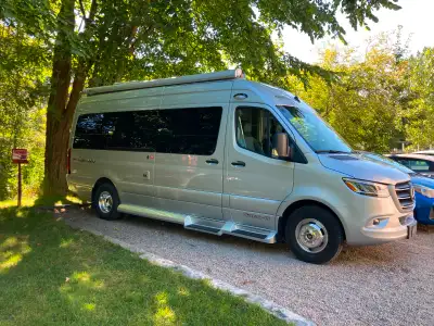 Véhicule récréatif de luxe impeccable - Classe B en excellente condition. Fabriqué au Canada! Parfai...