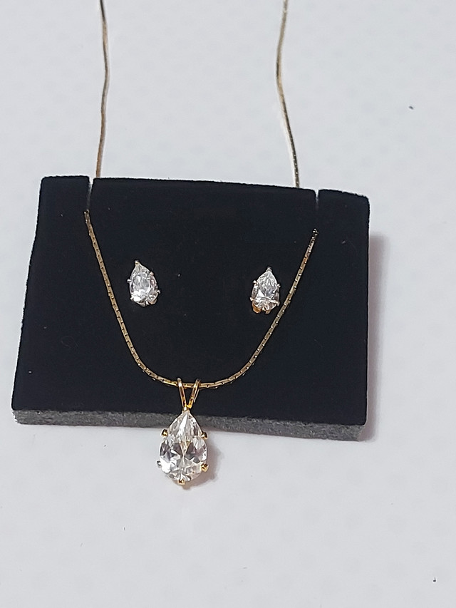 Teardrop Necklace and Earring Set dans Bijoux et montres  à Hamilton - Image 2