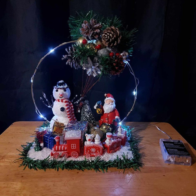 Christmas Center Piece With Battery Lights - $25.00 in Holiday, Event & Seasonal in Belleville - Image 3