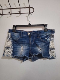 Amethy Jeans.  Jean shorts with lace City of Montréal Greater Montréal Preview