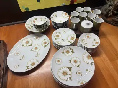 Vintage Mikasa “Eclipse” fine china – daisy pattern Classic vintage dinnerware set featuring a white...