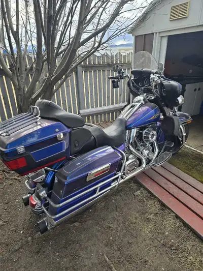 2009 Harley Davidson Ultra Classic 14in ape hanger bars HD bar and shield collection Hand grips, flo...