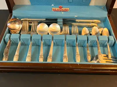 NEEDS CLEANING! SET INCLUDES: 6 DINNER KNIVES 6 DINNER FORKS 6 SOUP SPOONS 6 DESSERT FORKS 6 COFFEE...