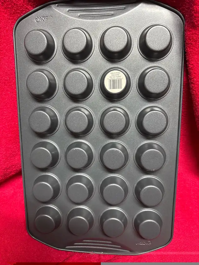 24  new Wilton Muffin Pan65604225311490121