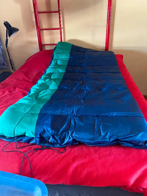 INSULATED SLEEPING BAG. in Fishing, Camping & Outdoors in Oshawa / Durham Region - Image 8