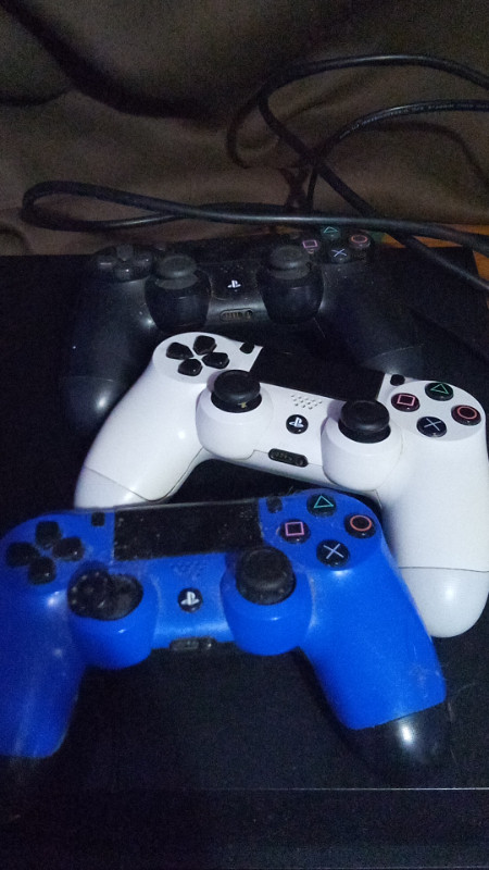 Playstation 4 (1 console, 3 Controllers + HDMI) in Sony Playstation 4 in Chatham-Kent - Image 2