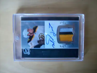 THE CUP ROOKIE AUTO PATCH MILAN LUCIC , 3 COULEURS ,MINT CONDITION 241 /249 SEULEMENT.$199 PRIX FERM...