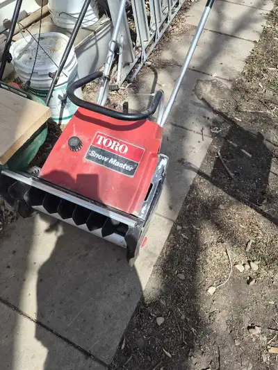 Toro Single-Stage Snowblower – Ran Great Price: $120 OBO Selling a reliable Toro single-stage snowbl...