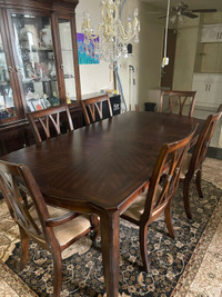 DINING TABLE, CHAIRS & HUTCH 