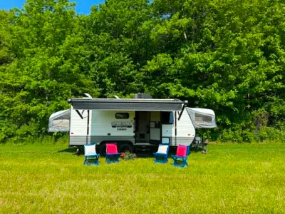 Used but well taken care of. This light to tow hybrid offers 3 queen beds with lots of interior spac...