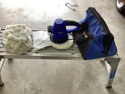 For sale 8” Simoniz buffer, like new, only used 3 times, comes with case and 6 different buffing pad...