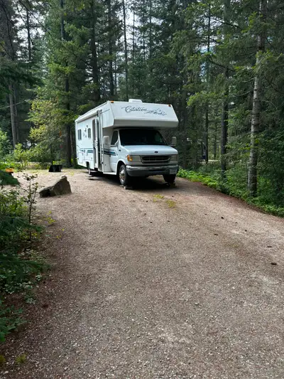 Low mileage Class C Motorhome, 6.8 V10 Ford engine. Roof and dash AC. 3 way fridge. stove with oven,...