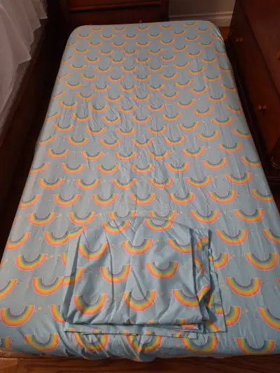 5 sets of Twin Bed Sheets- Non Smoking, Pet free home, View more