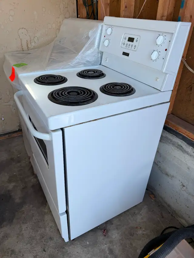 24 inch Frigidaire apartment size stove in Stoves, Ovens & Ranges in Barrie - Image 5