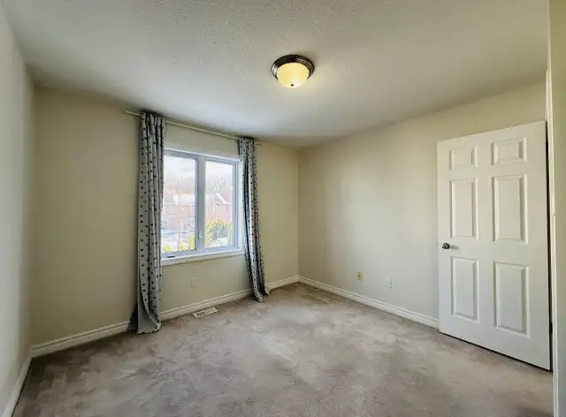 Barrhaven Cresthaven Dr End unit townhome for rent in Long Term Rentals in Ottawa - Image 8