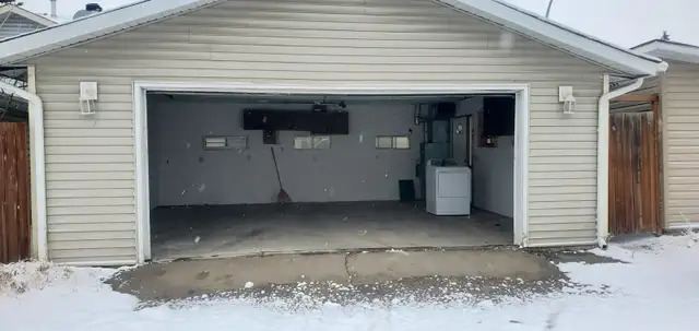 HALF GARAGE FOR RENT