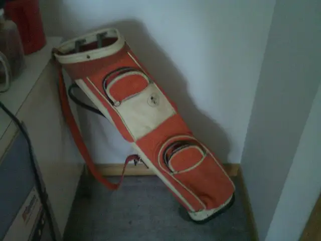 BEGINNER'S  GOLF BAG & ASSORTED CLUBS & other golf paraphenalia in Golf in Mississauga / Peel Region - Image 2