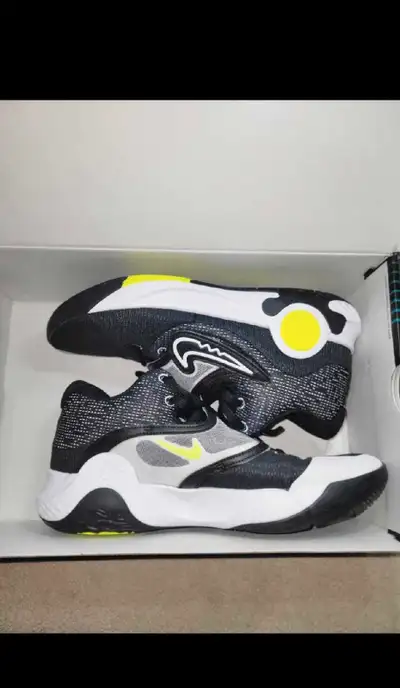 KD TREY 5 X Mens Shoes Size 11 Worn once. Asking $80 Mint condition - please see ad photos Meet at M...
