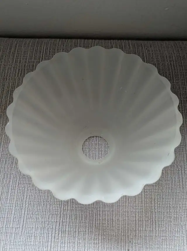 Small Accent Tealight Candle Lamp with Frosted Glass Shade in Home Décor & Accents in City of Toronto - Image 3