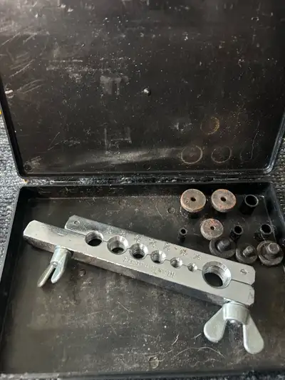 This Mastercraft flaring tool kit is a reliable, pre-owned tool set designed for precision tubing wo...