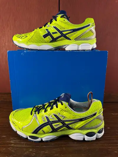 Get ready to elevate your running game with these ASICS GEL Nimbus 14 men's running shoes in a vibra...