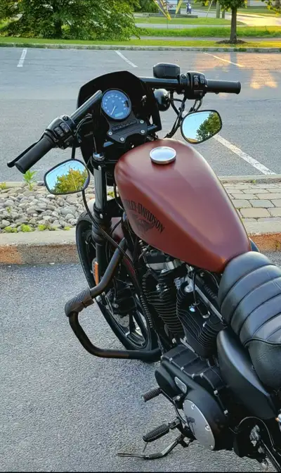 Harley Davidson 2017 XL883 red denim matt, 7680 km 2 fob keys, Batterie neuve avec facture a l'appui...