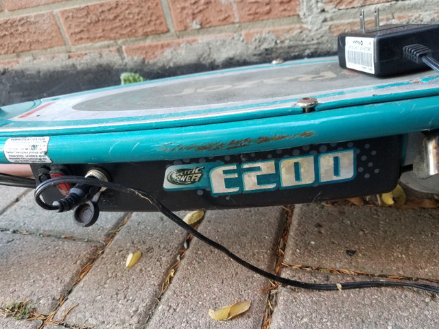 RAZOR E200 electric scooter w charger - good working  condition! in eBike in City of Toronto - Image 3