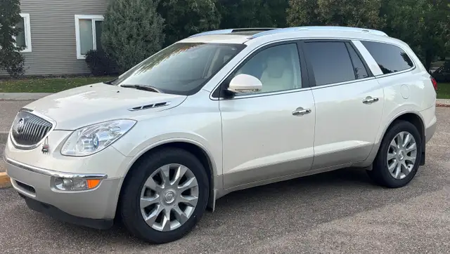 2012 Buick Enclave CLX2 in immaculate condition.569252868932259842