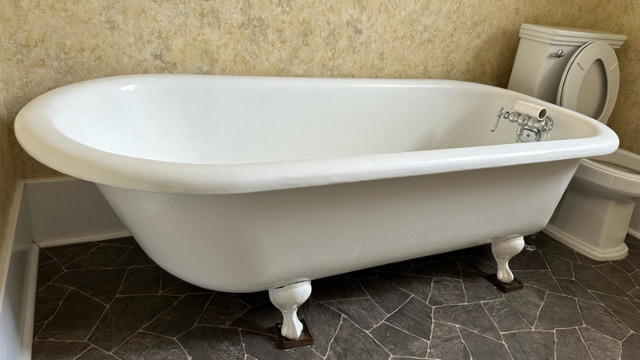 Vintage Claw Foot Tub (5ft) in Plumbing, Sinks, Toilets & Showers in Kamloops - Image 3