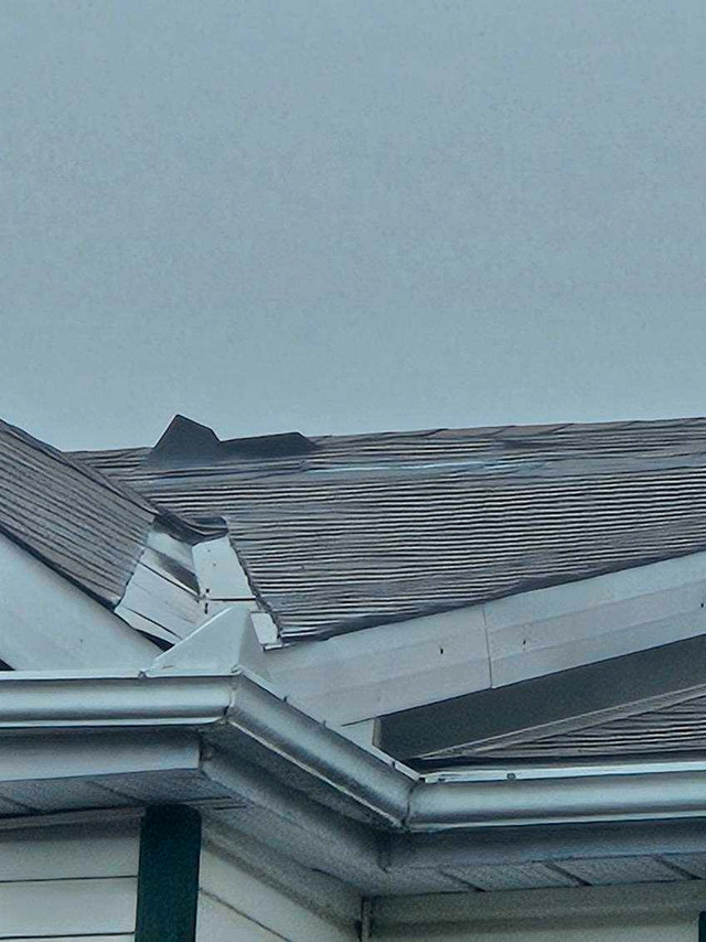 Blown Off Shingles 343 961 6347 in Roofing in Ottawa