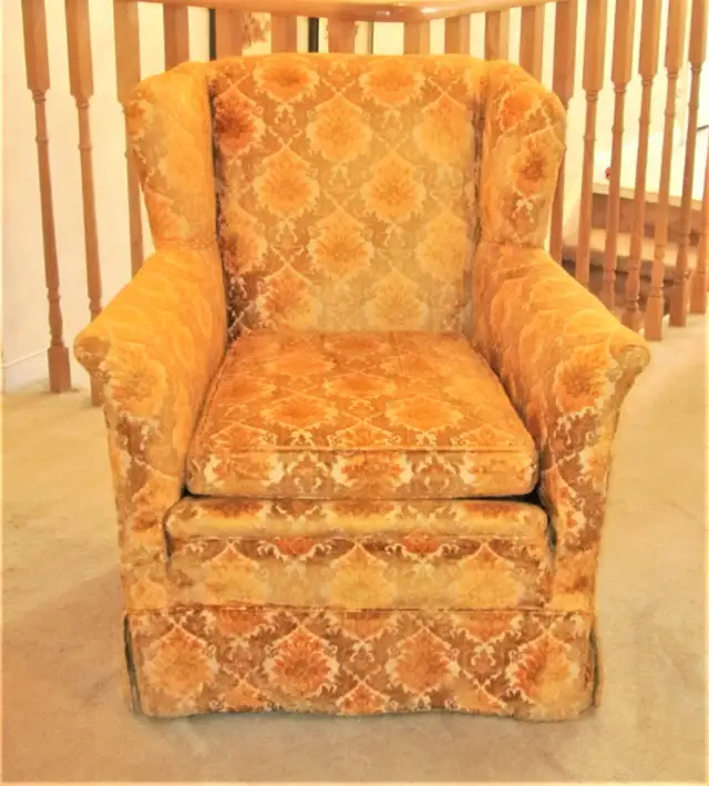 Mid-Century Wingback Arm Chair Original Velveteen Upholstery in Chairs & Recliners in Markham / York Region - Image 2