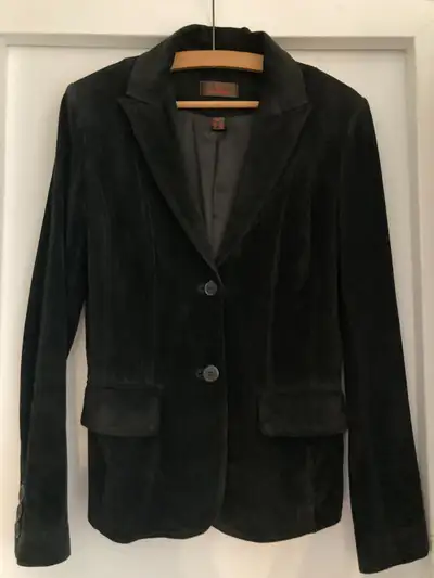 Beautiful black suede dress jacket, flattering fit. In very good condition.