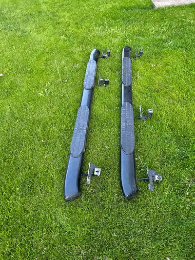 5” black oval Westin side steps off a 2020 Jeep Gladiator Call or text Bill 519-983-0403 $50