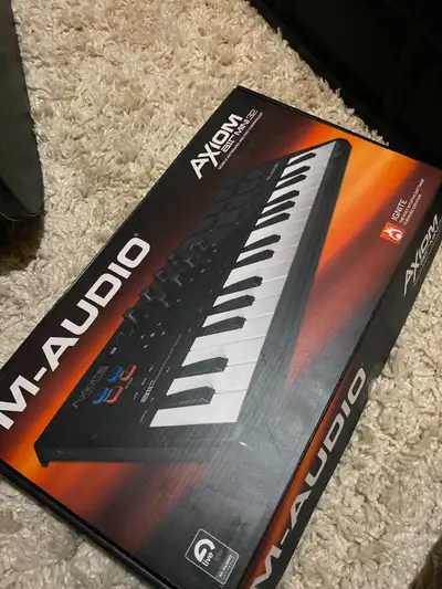 M-Audio Axiom air Mini 32 mobile keyboard and of controller, View more