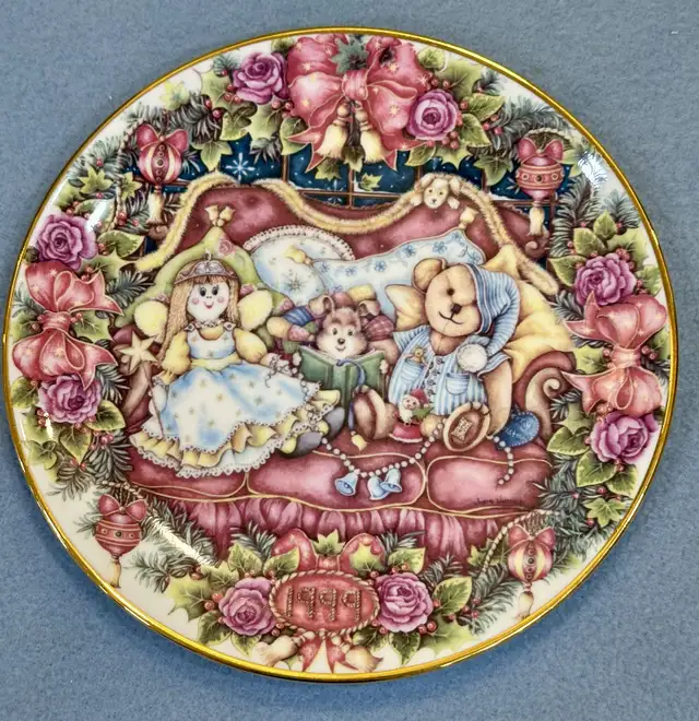 $99 for 4 Christmas plates Royal AlbertBone China Made in Englan in Arts & Collectibles in Oakville / Halton Region - Image 7