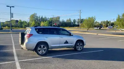 (Je suis à l'étranger pour 2 ans/ vendu via père) Toyota RAV4 2011 V6 AWD Camper Van - Rangements pl...