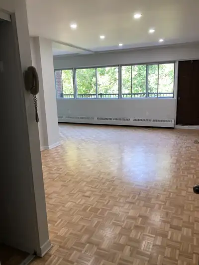 Saint Lambert : Appartement sur deux niveaux -1000 pieds carrés -2 chambres et salle de bain au 2ème...