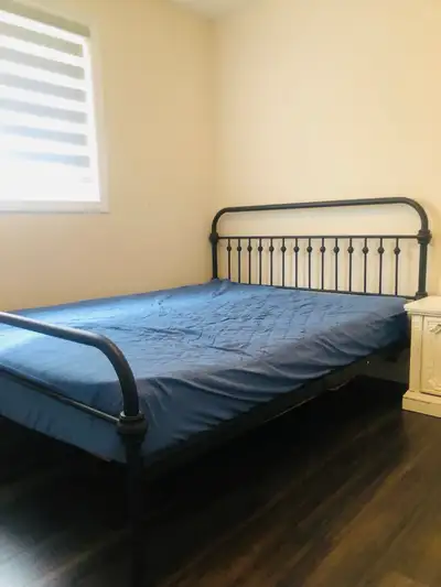 Looking for roommates , (Woodstock) All utilities included Free wifi, 1 bed, 1 table, 1 chair includ...