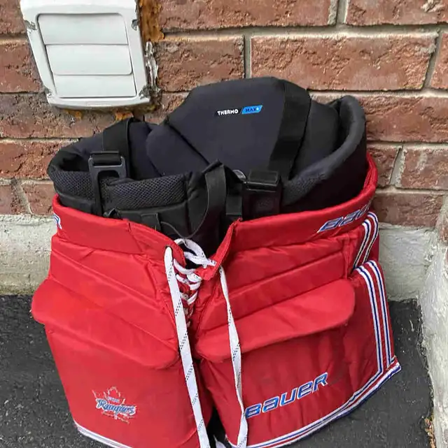 Bauer Senior Medium Goalie Pants with Shell in Hockey in Markham / York Region - Image 3