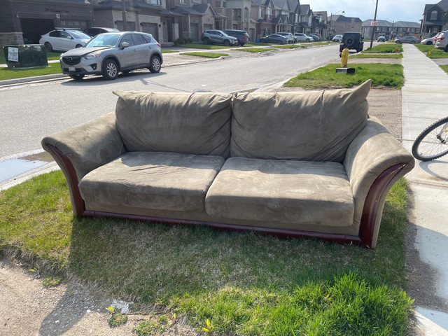 Sofa in very good Condition  in Couches & Futons in Brantford - Image 3