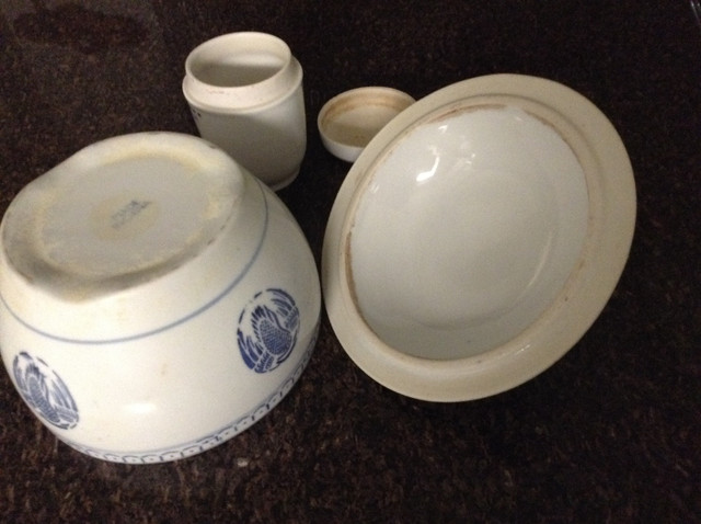 Chinese clay blue white bowl with covered lid in Arts & Collectibles in Oshawa / Durham Region - Image 4