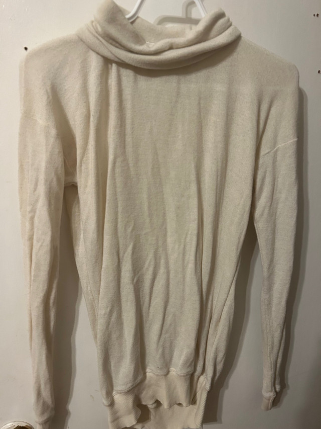 Wilfred Aritzia Light Knit Turtle Neck Sweater in Cream, Size Wo dans Femmes - Hauts et vêtements d'extérieur  à Ottawa