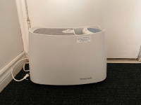 Almost new Honeywell Cool Moisture Humidifier 3.79 L