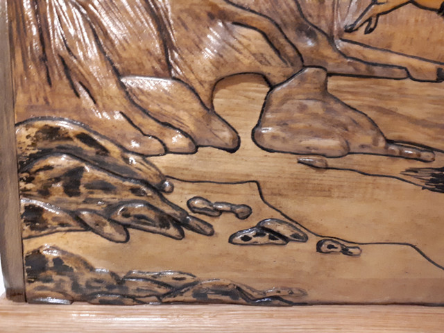 Tableau en bois, Cheval sculpté dans les montagnes sur base dans Art et objets de collection  à Drummondville - Image 3