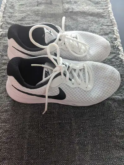 Good condition. Nike Tanjun - Women's Size 7 Try a reasonable offer