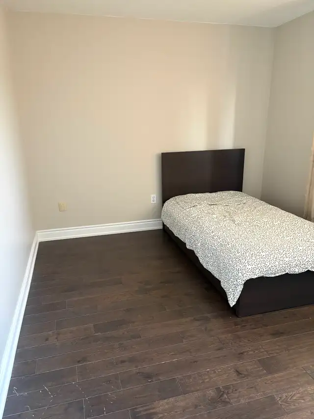 Room for Rent in Mississauga (Derry Rd W. & Tenth Line) - FEMALE